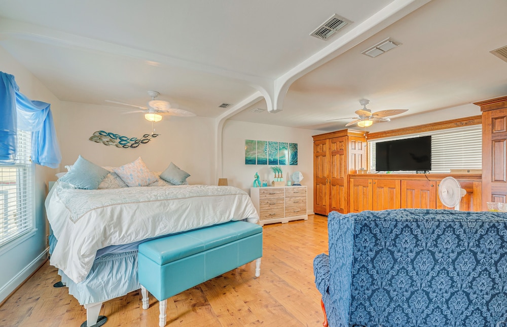 Hernando Beach Home on Dolphin Cove: Dock & Kayaks view 4