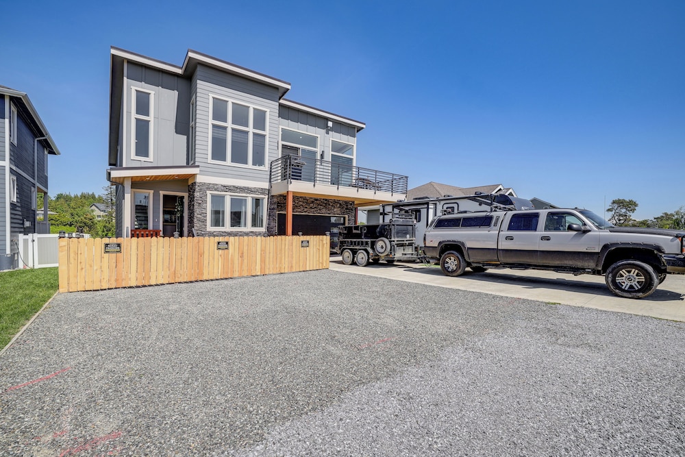 Sleek Ferndale Home w/ Ocean & Mountain Views! view 4