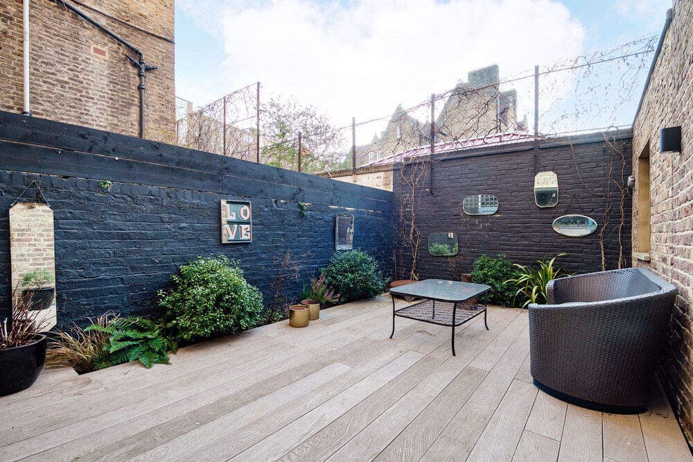 Notting Hill 2 Bed With Sauna - by Out of Office Lifestyle