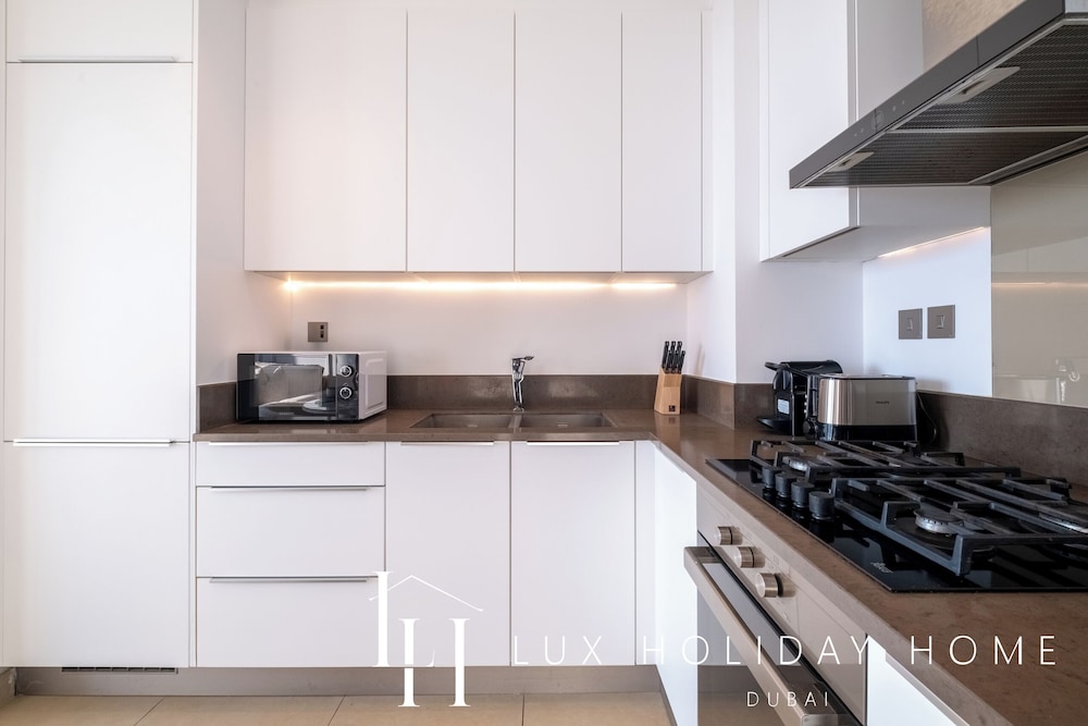 LUX The Marina Gate Sea View Suite 2