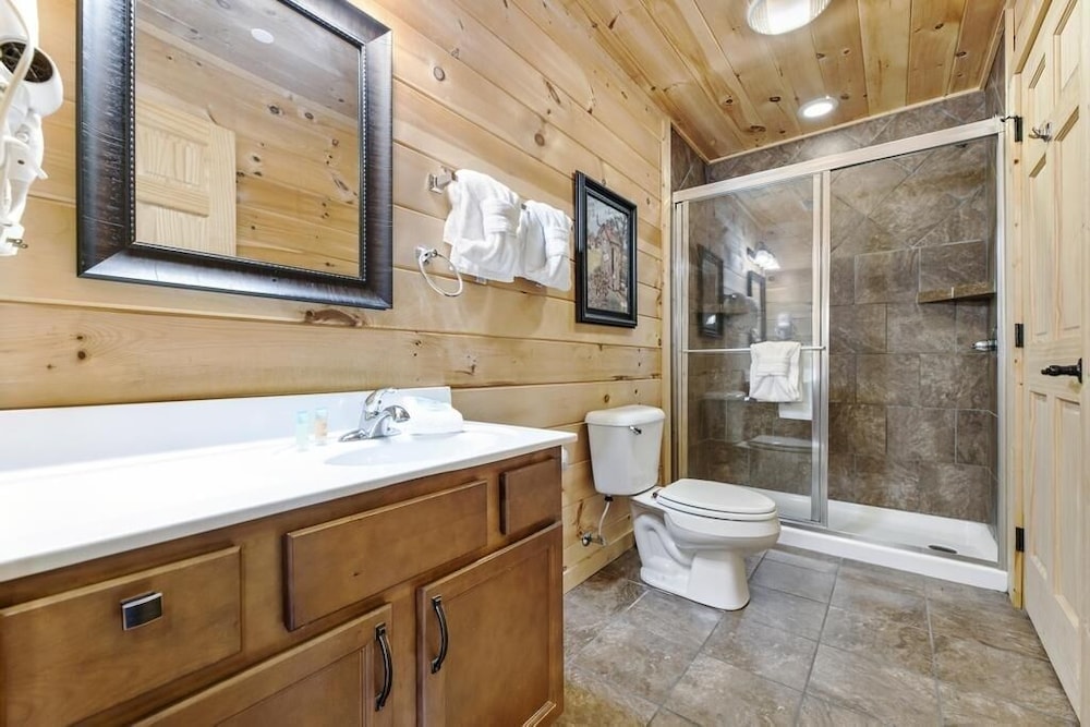 A Perfect Getaway - 4 Bedrooms, 4 Baths, Sleeps 15 Cabin by RedAwning
