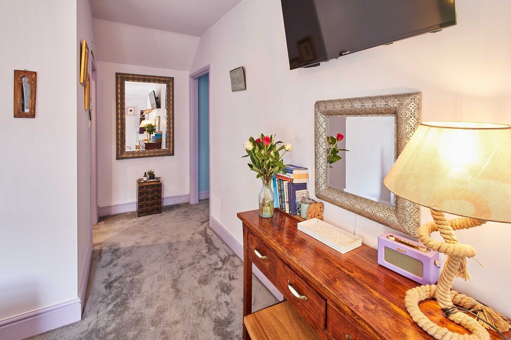 Host Stay Lilac Cottage