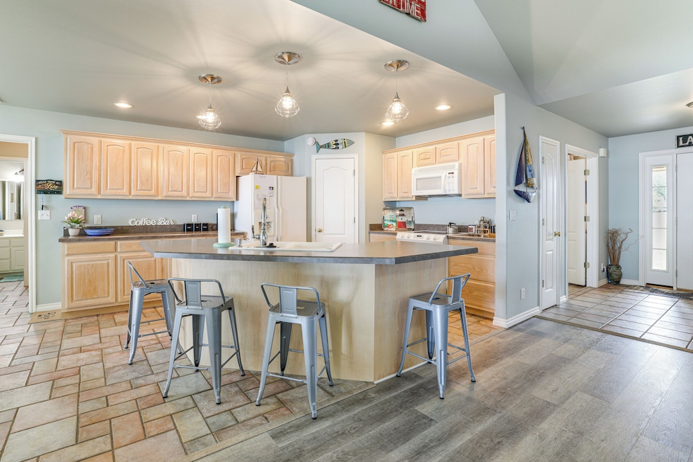 Bring Your Boat! Lakefront Home w/ Dock in Grove