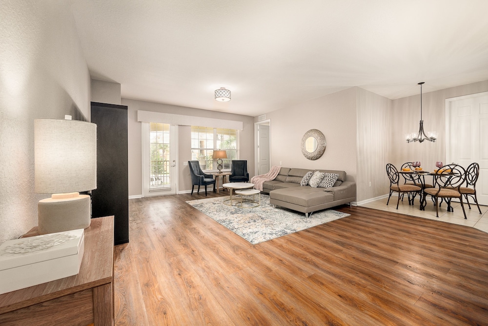 The Loft Deluxe 2 Bedroom Condo by RedAwning