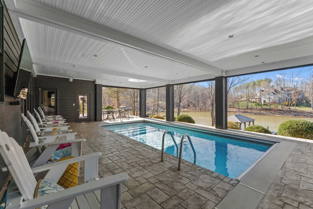 Luxury Lakefront Stay Private Dock, Indoor/outdoor Pool The Retreat