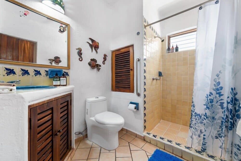 Ocean View 2Br Condo-balcony-beach-pool - 902
