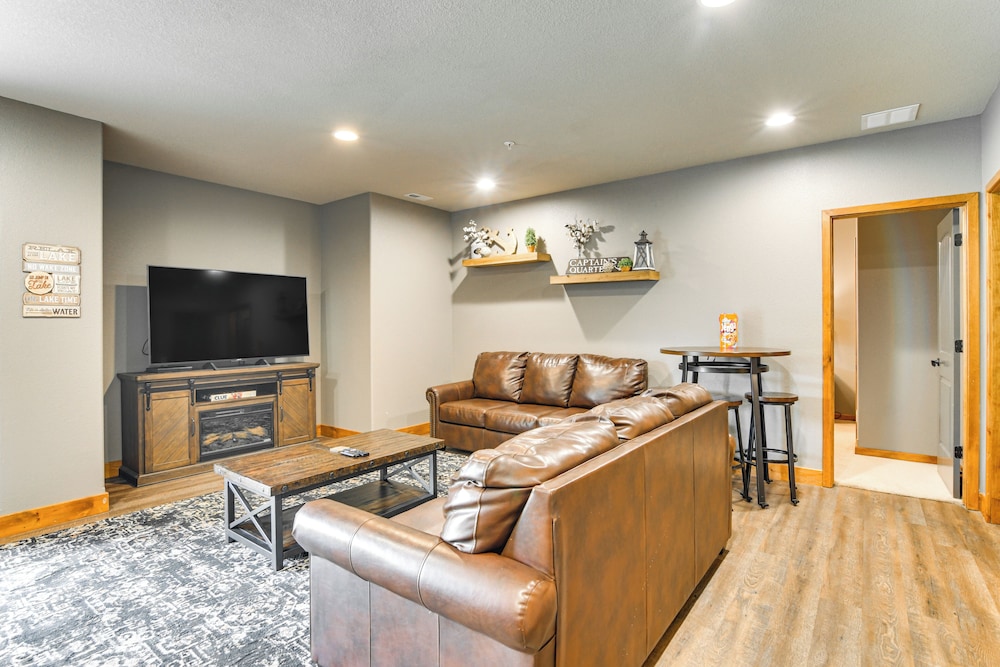 Game Room & Hot Tub: Spacious Retreat in Hollister