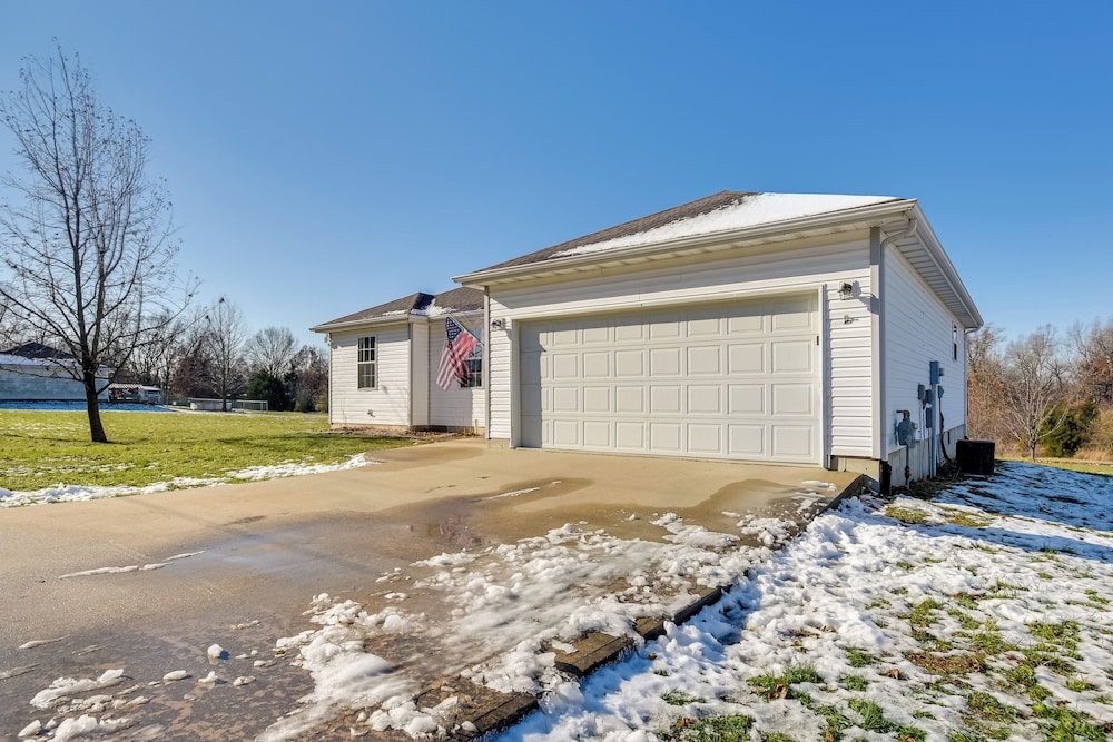2 Mi to Dtwn Fulton: 'meadowlark' Home w/ Deck!