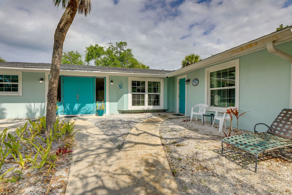 Englewood Apartment w/ Shared Pool: 1 Mi to Beach