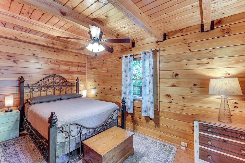 5 Mi to Hot Springs Nat'l Park: Cabin w/ Yard