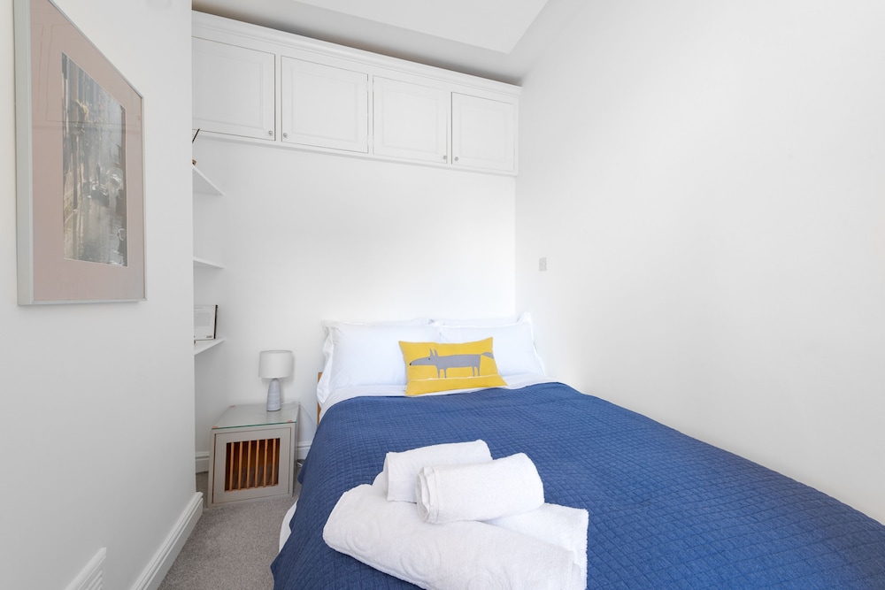 Bright two Bedroom Flat in Fashionable Fulham by Underthedoormat