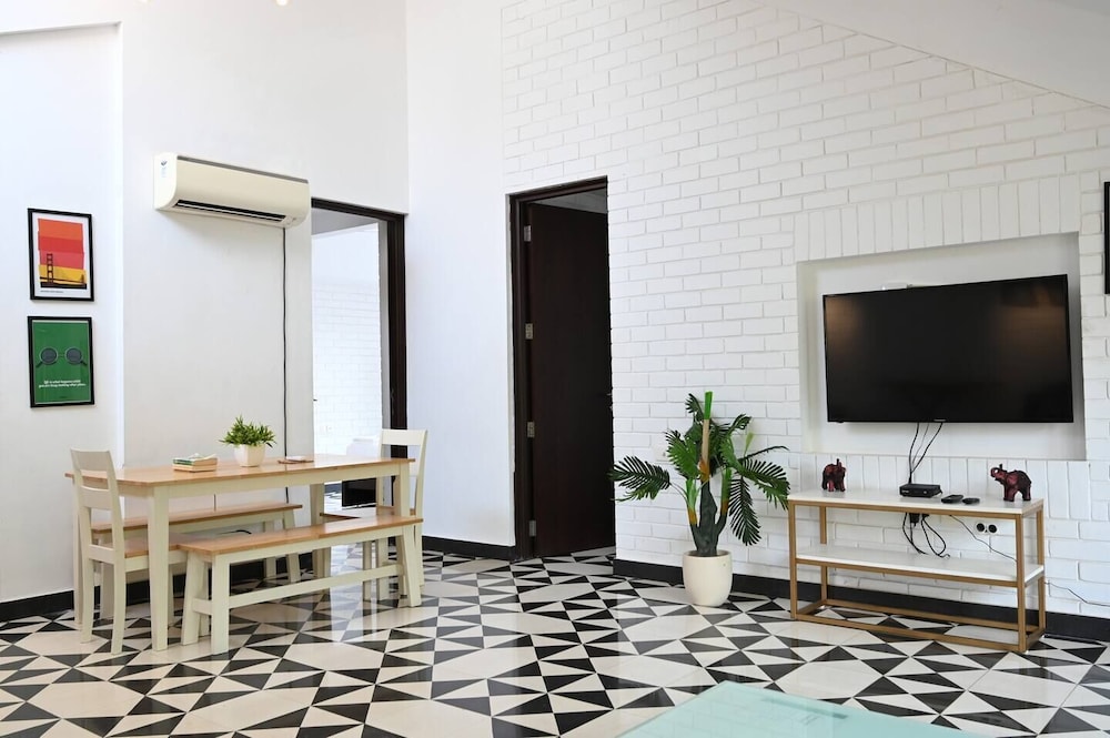The Coastal Nest - 2BHK by Da Alohas
