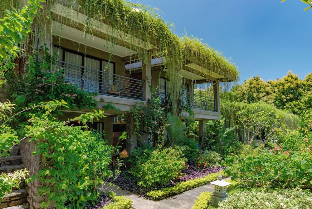 Alamanda Lovina Resort