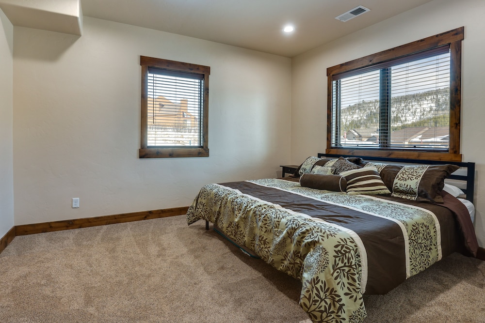 ~ 3 Mi to Granby Ranch: Spacious Cabin Home! view 5