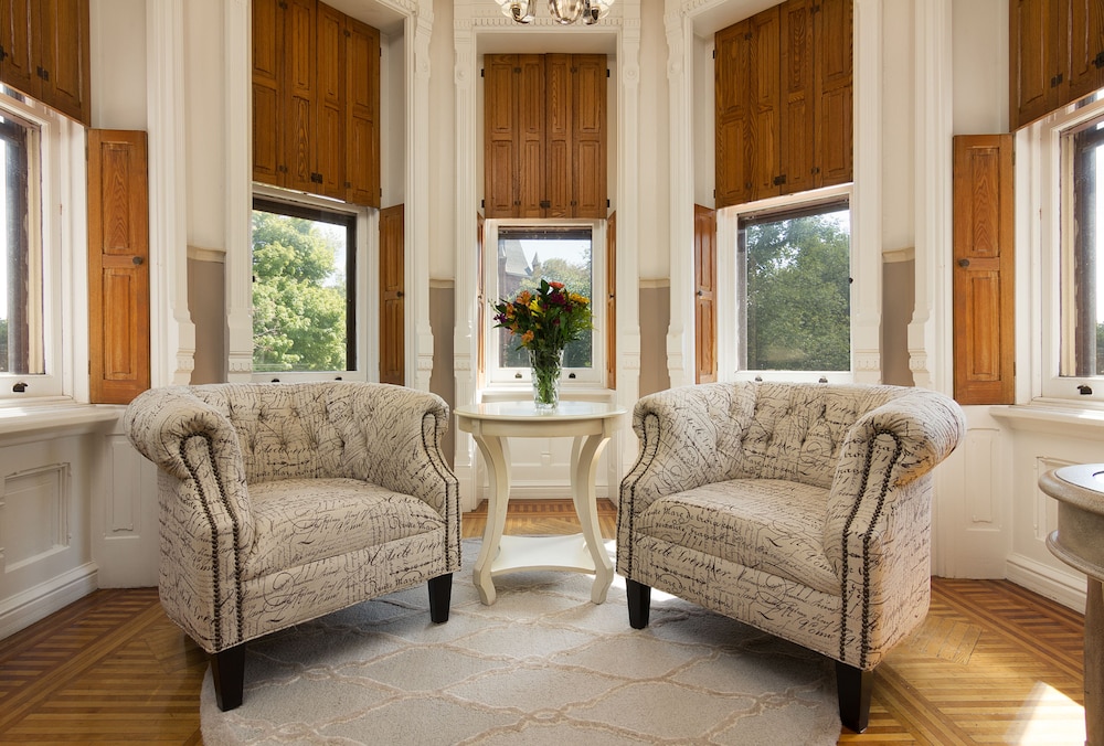 Reynolds Mansion B&B