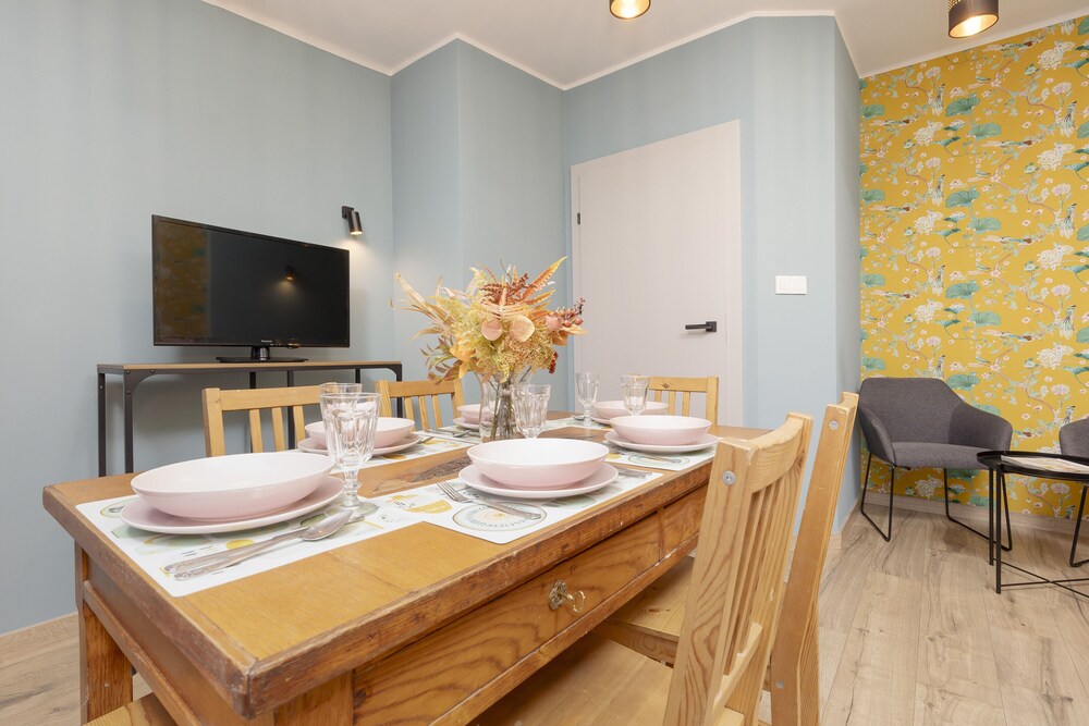 Colorful Apartment in Warsaw by Renters view 2