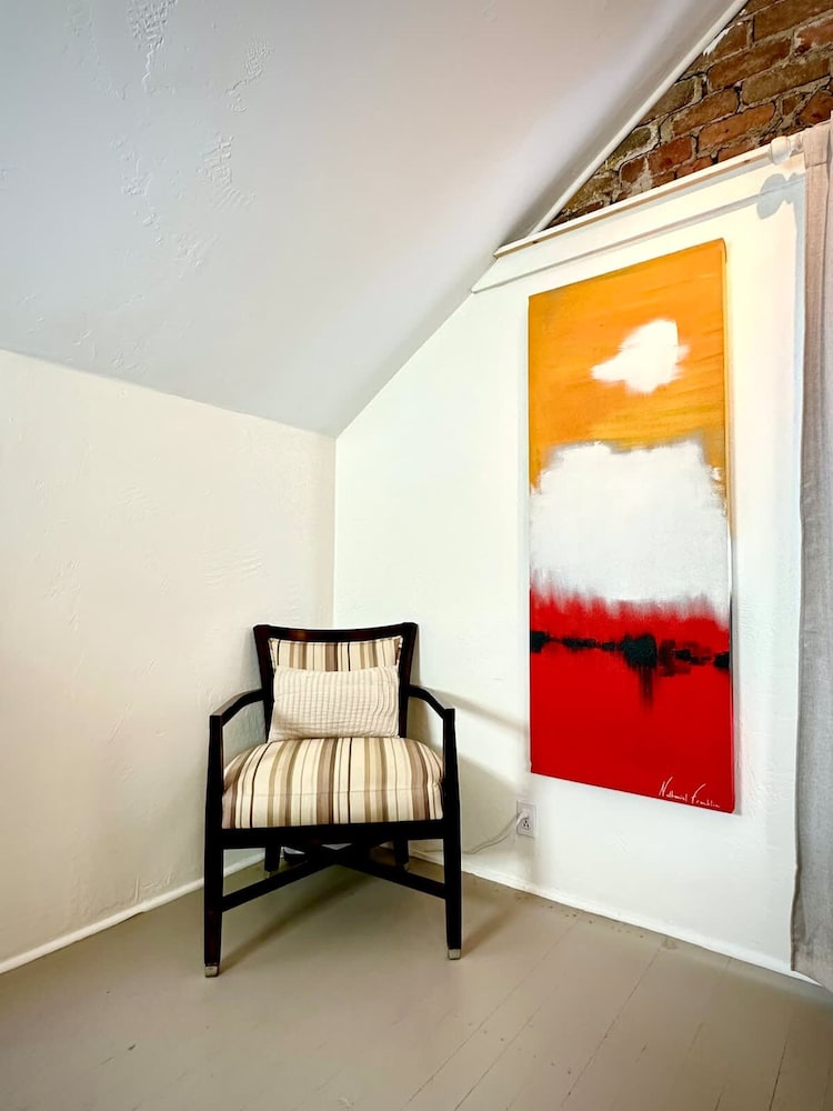 Amazing Historic 1800s Carriage House