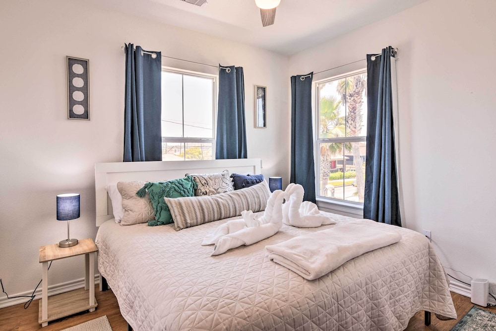 Walk to Beach: Colorful Home w/ Patio in Galveston view 2