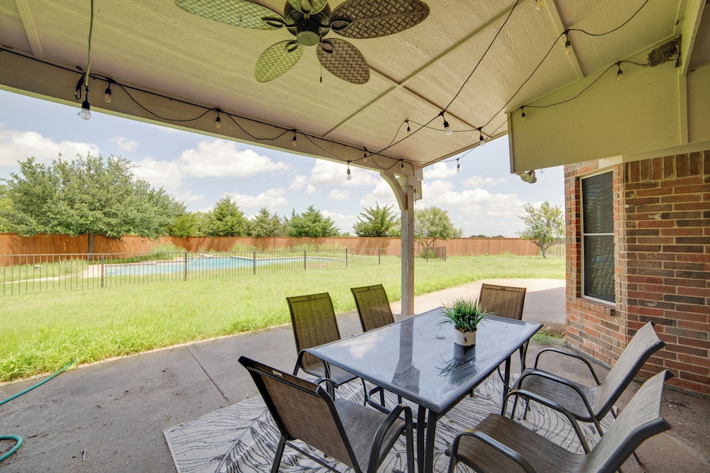 Game Room & Bar: Secluded Getaway in Farmersville