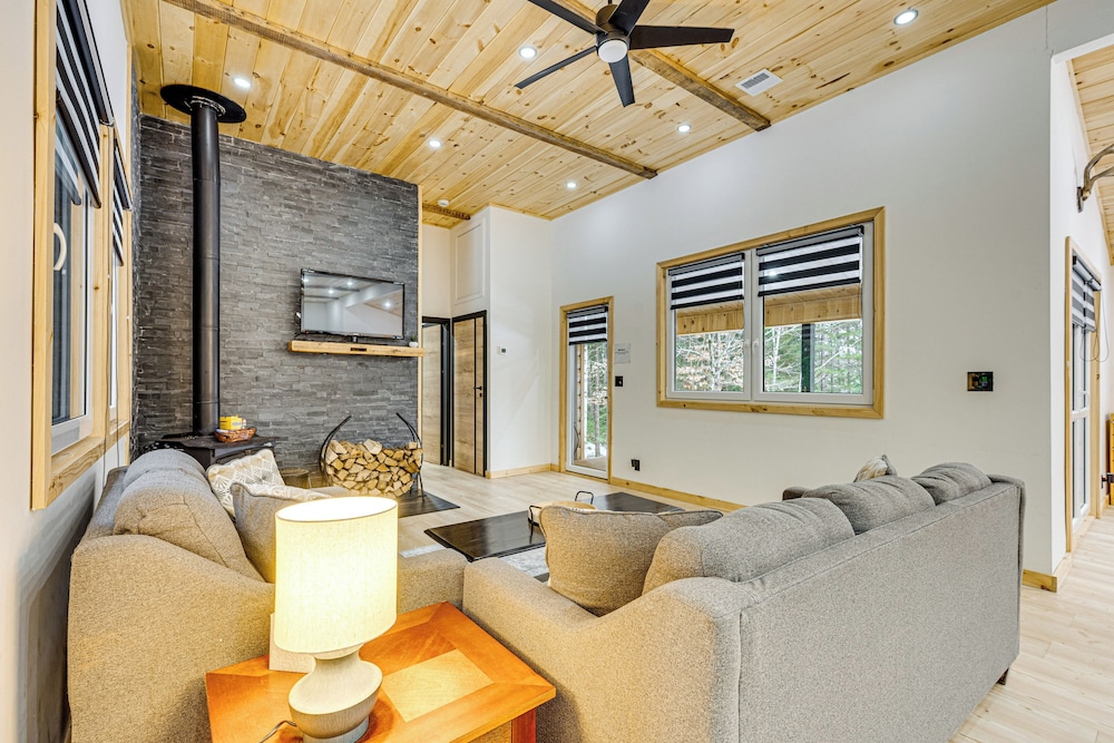 Porch & 1-acre Yard: White Mountains Hideaway