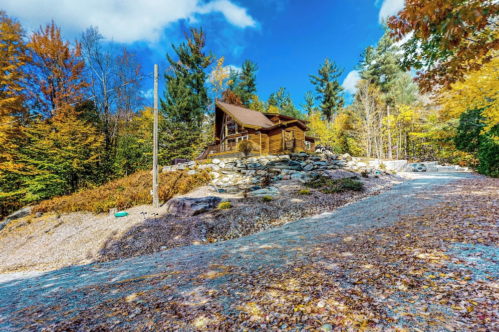 3BR Home w/ Private Hot Tub, Kayaks & Lake Views