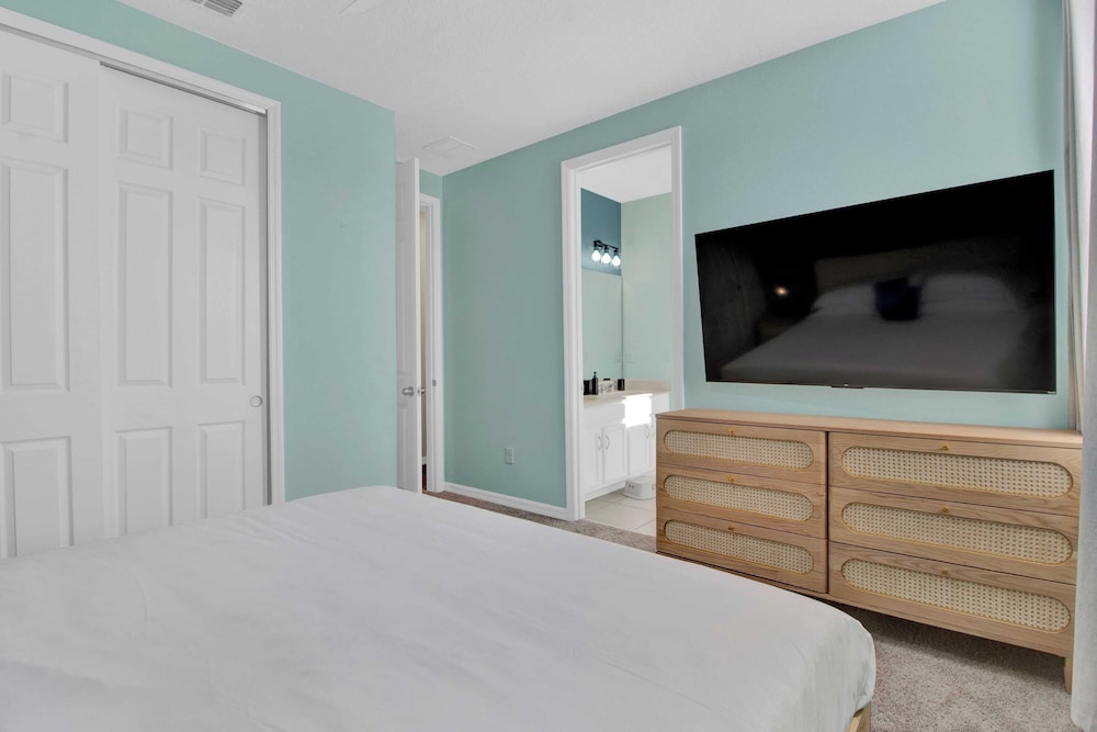 Sleeps 20! 9bdr, Star Wars-themed Game Room, Pool, Hot Tub Nassau by Avantstay
