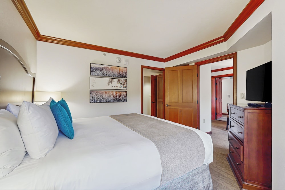 2BR Condo w/ Pool Access, Hot Tub, & ski In/out