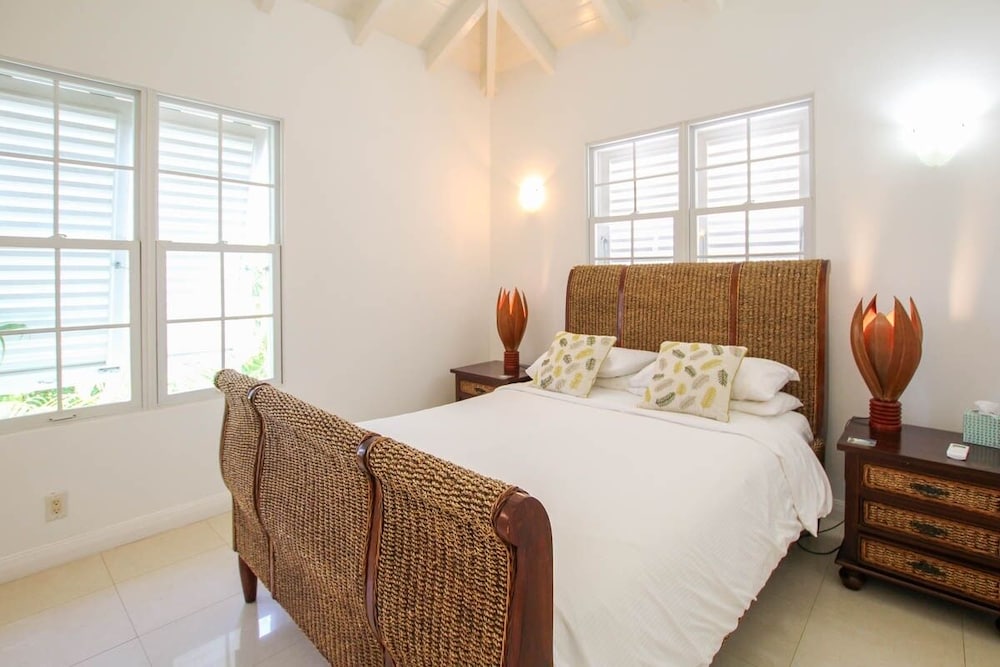 Large Townhouse with Plunge Pool, 3 mins from Beach - Turtle View 2 by BSL Rentals
