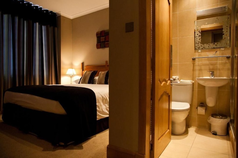 Dunfermline Vacations - The City Hotel - Property Image 9