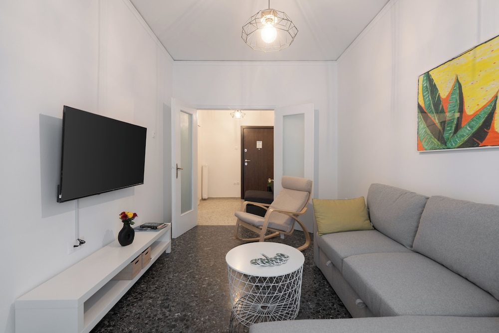 Cozy Apartment in Athens With Balcony, 5 Minutes To Metro