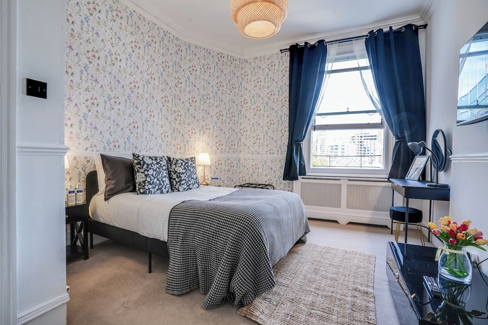 Buckingham Palace 4BR Family Stay Cathedral View