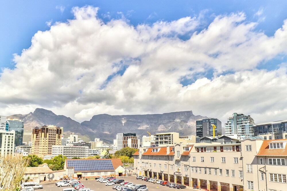 Cape Eazi Stayz The Rockwell