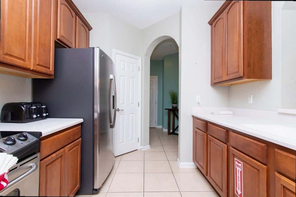 Spacious 2Bd Condo - Pool Hot Tub - Near I-drive