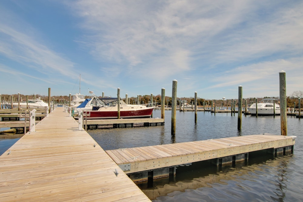 Walk to Pawcatuck River: Family-friendly Home! view 3