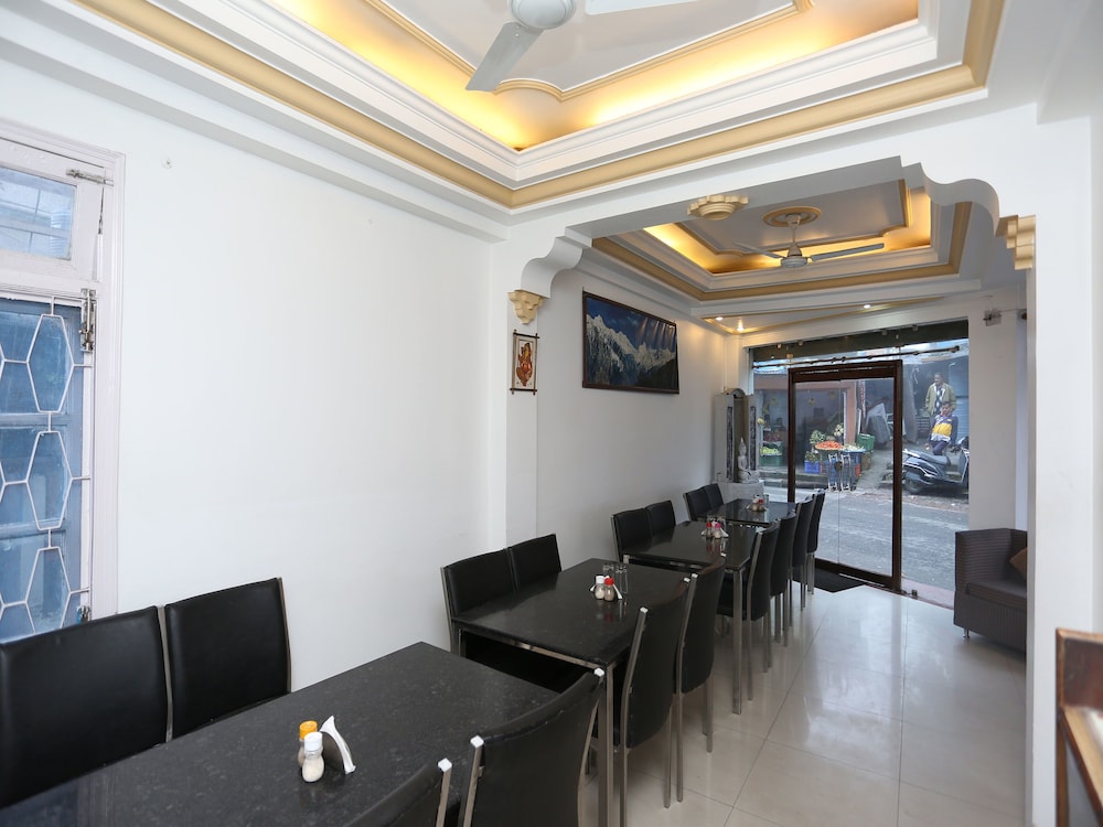 OYO 18568 Ratan Hotel
