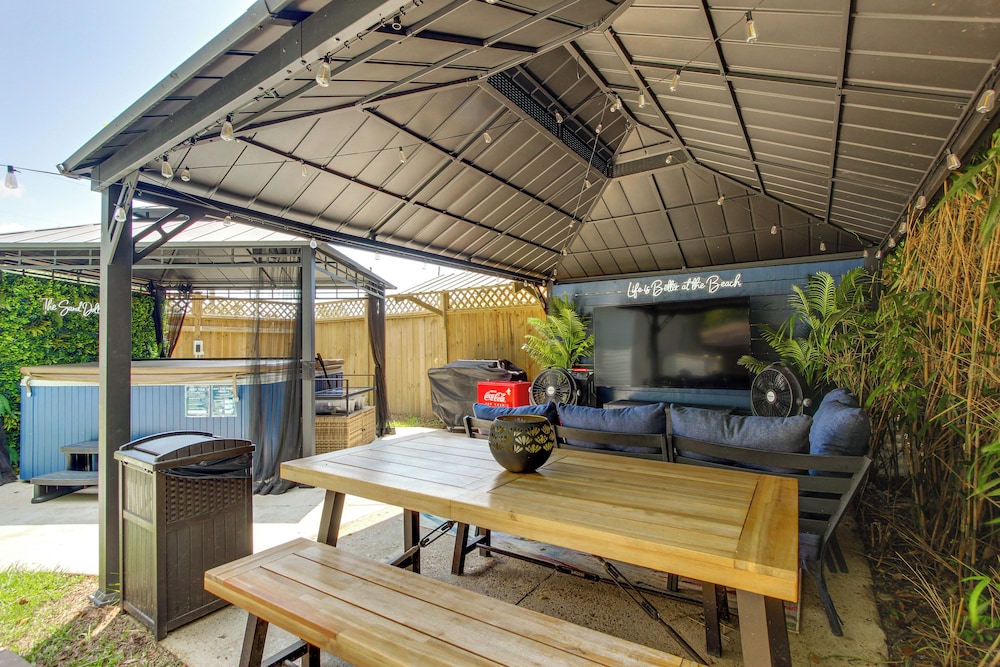 Walk to Beach, Gazebo w/ Hot Tub: Gulfport Gem!
