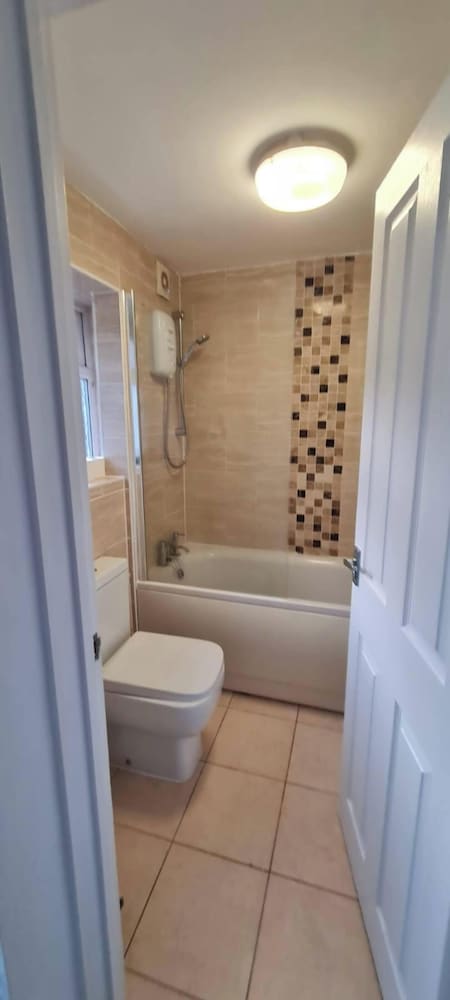 Gillingham 4-bed Stay - Wifi, Parking, Ldn Access