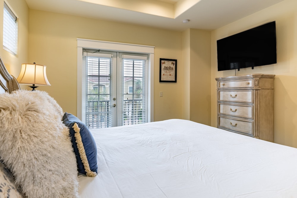Amalfi Breeze by Avantstay Walk to the Beach, Luxe Design view 2