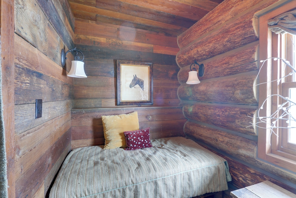 Mountain Chalet Bordering White River Nat'l Forest