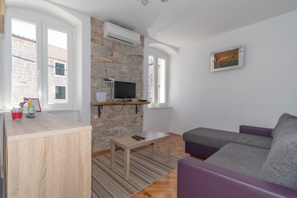 Kira, One Bedroom Apartment In Old Town