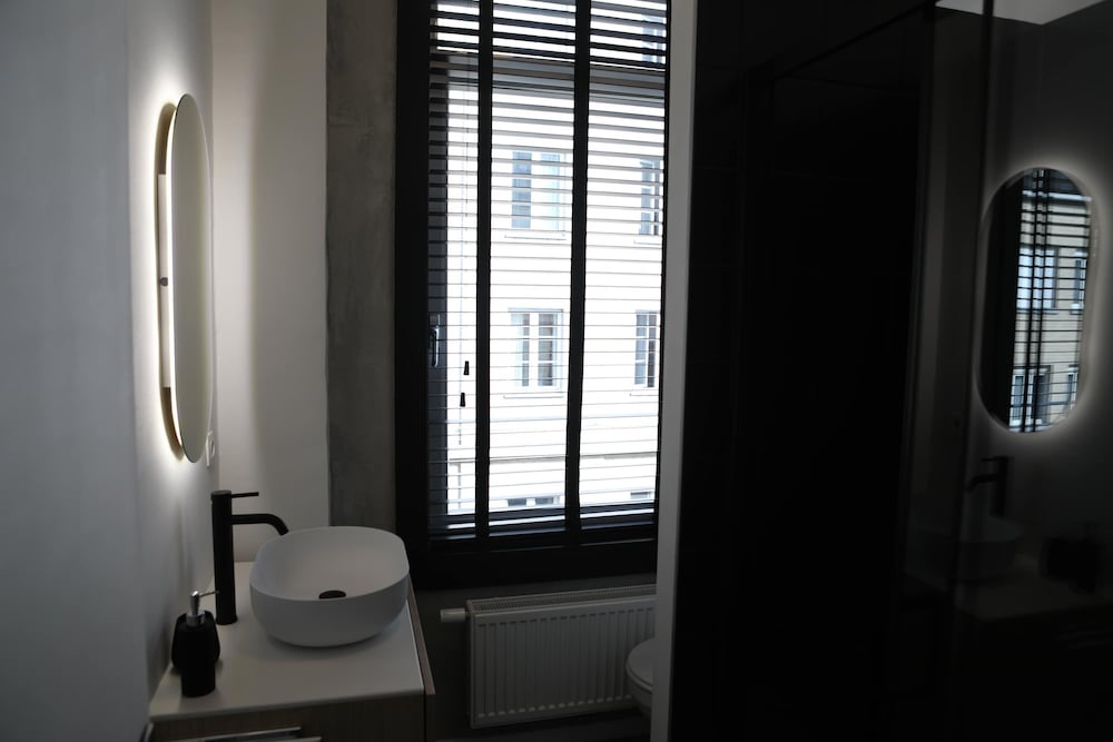 Kamiel -belle Epoque Apartment With Modern Comfort