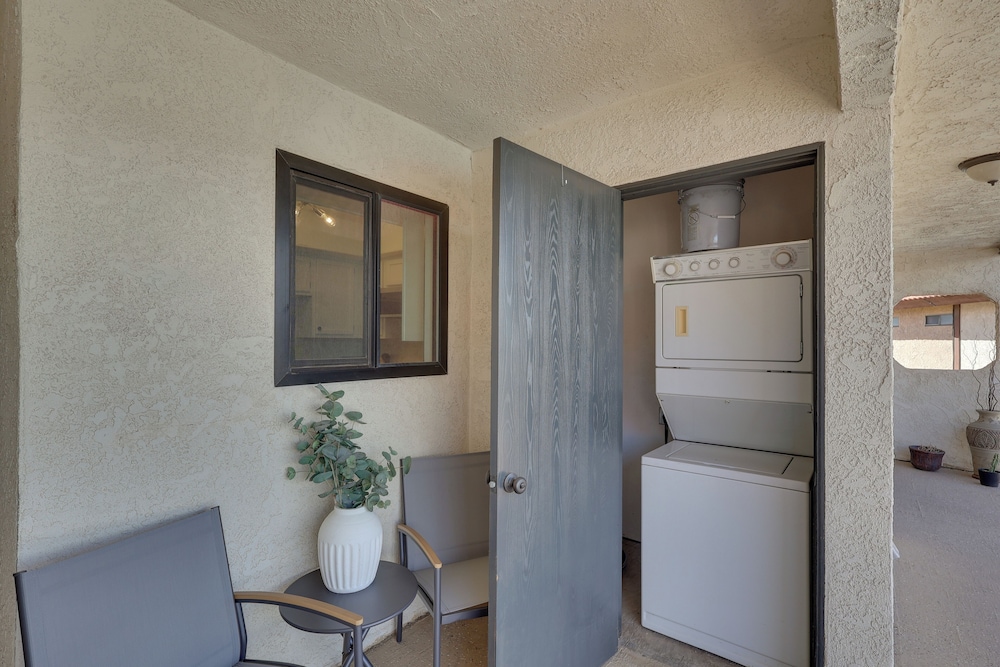 < 2 Mi to London Bridge: Chic Condo w/ Pool Access