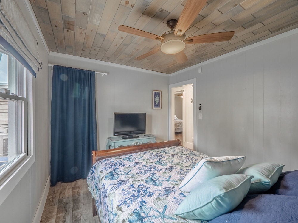 Barefoot Bungalow by Carolina Retreats