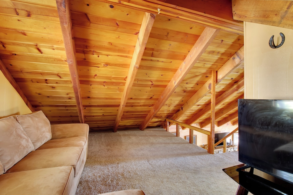 Ski, Hike & Relax: Forest-view Haven in Lakeside!