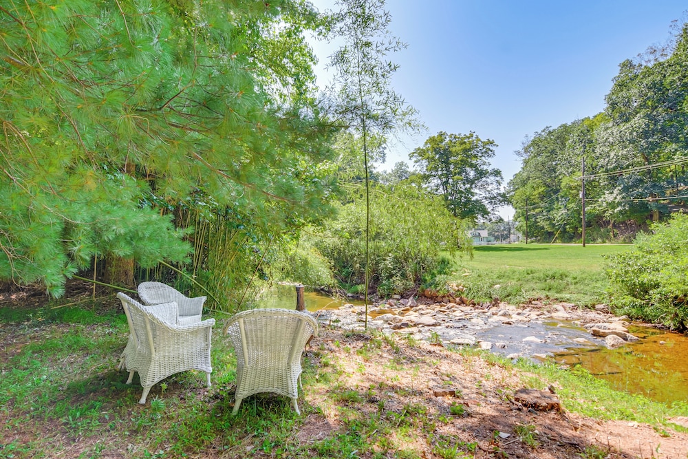 Creekside Milford Studio w/ Gas Grill + Mtn Views!