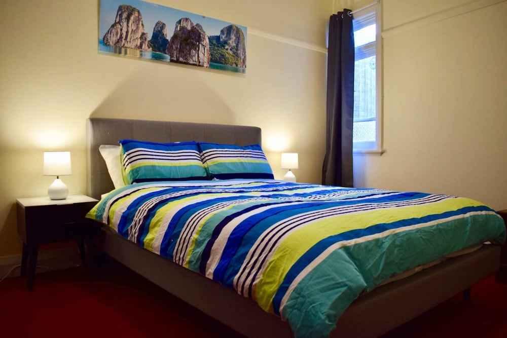Comfortable 3 Bedroom Apartment In Trendy Haberfield view 5