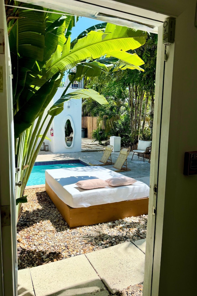 Islands Inn on the Drive - Poolside Paradise - Queen Bed - B2