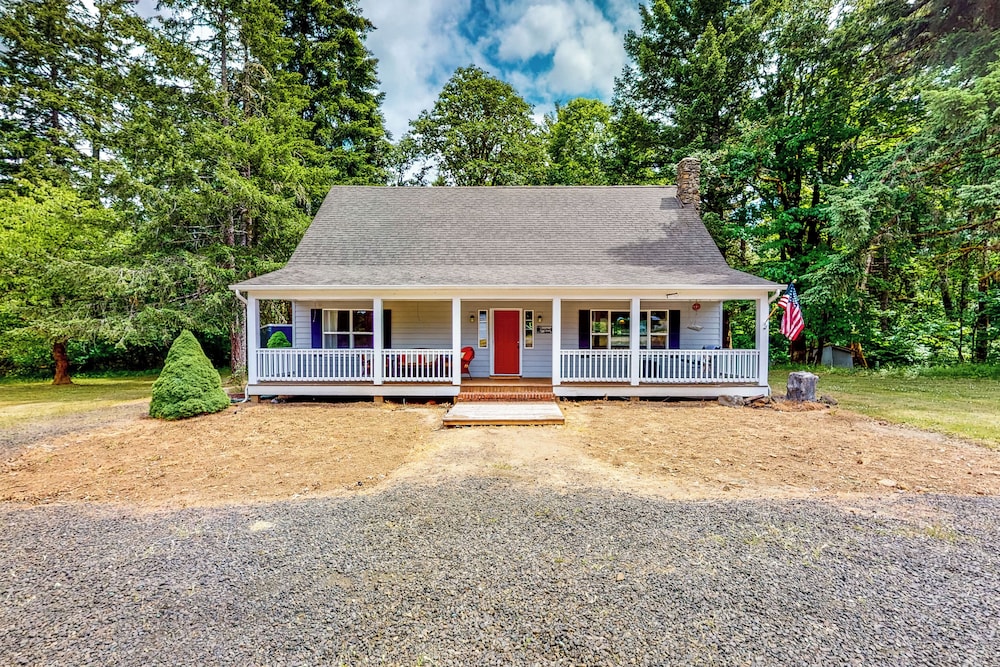 The Homested w/ Covered Deck & Views