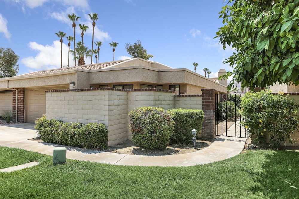 Spacious Single-story Condo With Golf Course Views