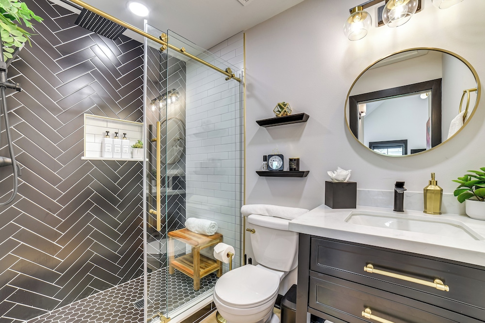 Walk to Shops & Restaurants: Chic Galveston Studio